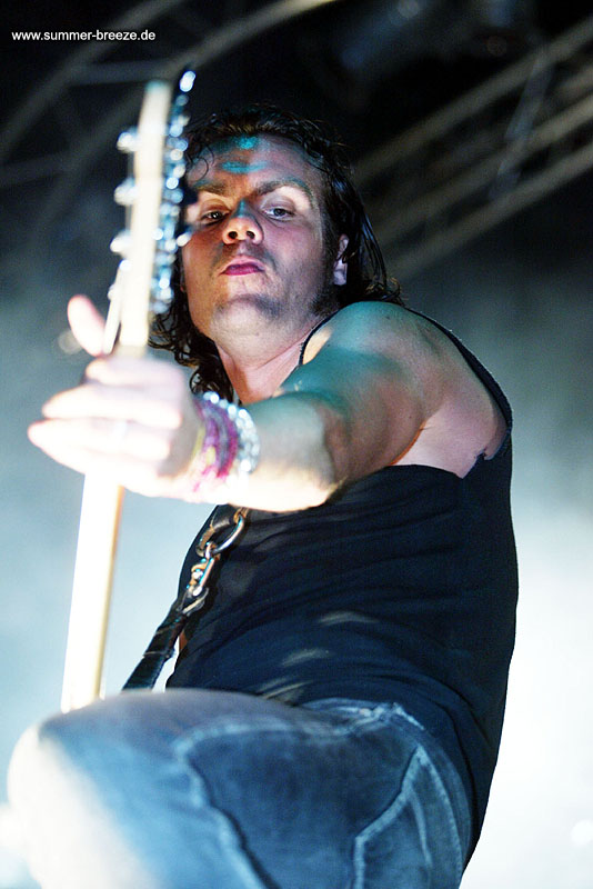 Bild eines Mitglieds der Band The Crown beim Live Auftritt auf dem SUMMER BREEZE 2003.